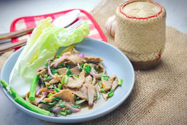 Dilimlenmiş sığır eti salatası, Tayland 'da Isaan yemeği, Tayland' da yerel yemek. Uzun fasulye ve marulla servis edilir Gri bir tabakta Tayland restoranında servis edilir.