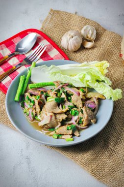 Dilimlenmiş et salatası, Tayland 'da Isaan yemeği, Tayland' da yerel yemek..