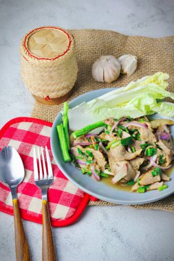 Dilimlenmiş et salatası, Tayland 'da Isaan yemeği, Tayland' da yerel yemek..