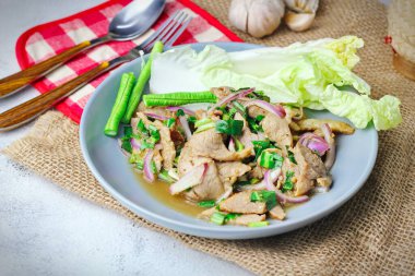 Dilimlenmiş et salatası, Tayland 'da Isaan yemeği, Tayland' da yerel yemek..