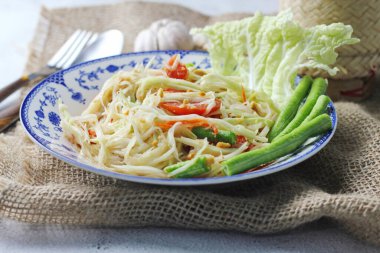 Somtum, Tayland baharatlı papaya salatası beyaz arka planda