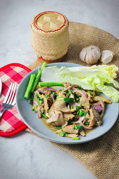 Dilimlenmiş et salatası, Tayland 'da Isaan yemeği, Tayland' da yerel yemek..