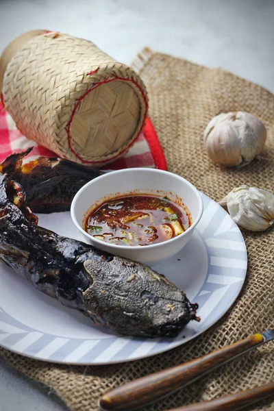 白皿の上の焼き魚 北東タイ料理 焼き魚 タイ料理 焼き魚 — ストック写真