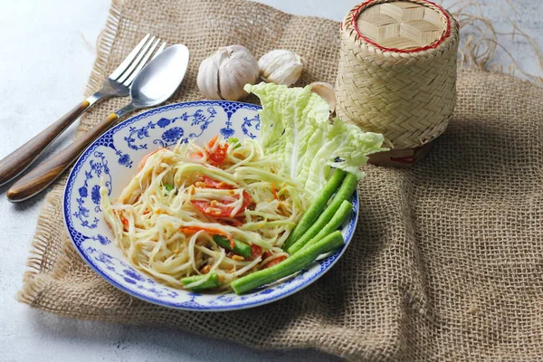 Somtum Salada Mamão Picante Tailandesa Fundo Branco — Fotografia de Stock