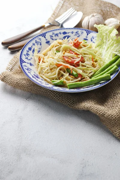 Somtum, Tayland baharatlı papaya salatası beyaz arka planda