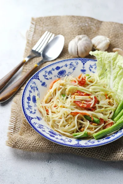 Somtum, Tayland baharatlı papaya salatası beyaz arka planda