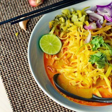 Khao soya tarifi, körili erişteli tavuk çorbası beyaz kâse, Tayland yemeği, körili erişte, Tayland eriştesi, kuzey yemeği..