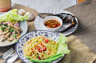 Tayland 'da bir restoranda masada lezzetli Tayland yemekleri, papaya salatası, larb, şelale, yapışkan pirinç..