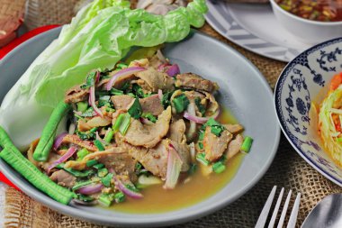 Tayland 'da bir restoranda masada lezzetli Tayland yemekleri, papaya salatası, larb, şelale, yapışkan pirinç..