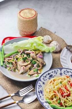 Tayland 'da bir restoranda masada lezzetli Tayland yemekleri, papaya salatası, larb, şelale, yapışkan pirinç..