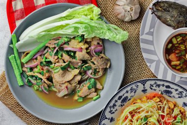 Tayland 'da bir restoranda masada lezzetli Tayland yemekleri, papaya salatası, larb, şelale, yapışkan pirinç. Üst görünüm, düzen, düz görünüm