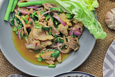 Tayland 'da bir restoranda masada lezzetli Tayland yemekleri, papaya salatası, larb, şelale, yapışkan pirinç. Üst görünüm, düzen, düz görünüm