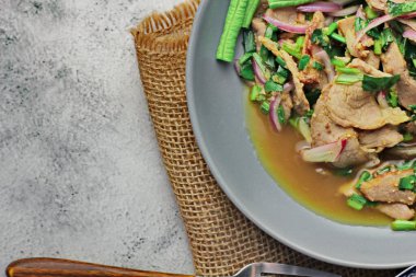 Tayland 'da bir restoranda masada lezzetli Tayland yemekleri, papaya salatası, larb, şelale, yapışkan pirinç. Üst görünüm, düzen, düz görünüm