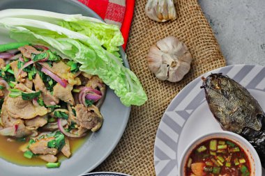 Tayland 'da bir restoranda masada lezzetli Tayland yemekleri, papaya salatası, larb, şelale, yapışkan pirinç. Üst görünüm, düzen, düz görünüm