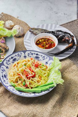 Tayland 'da bir restoranda masada lezzetli Tayland yemekleri, papaya salatası, larb, şelale, yapışkan pirinç..