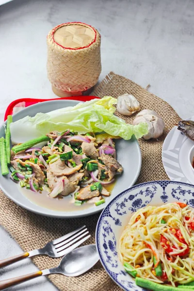 Tayland 'da bir restoranda masada lezzetli Tayland yemekleri, papaya salatası, larb, şelale, yapışkan pirinç..