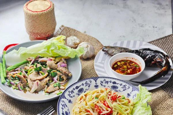 Tayland 'da bir restoranda masada lezzetli Tayland yemekleri, papaya salatası, larb, şelale, yapışkan pirinç..
