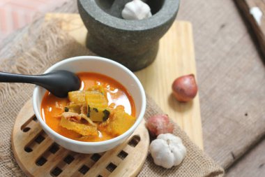 Tavuklu kırmızı körili balkabağı ahşap masada servis edilir Tayland yemekleri Tayland, Asya yemekleri.