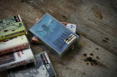 Amerika, Washington Eyaleti - 08 Eylül 2023: Nirvana 'nın ahşap zemindeki kaseti, Nirvana grubu, Kurt Cobain, Nirvana şarkıları, In Uthro