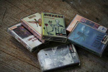 Amerika, Washington Eyaleti - 08 Eylül 2023: Nirvana 'nın ahşap zemindeki kaseti, Nirvana grubu, Kurt Cobain, Nirvana şarkıları, In Uthro