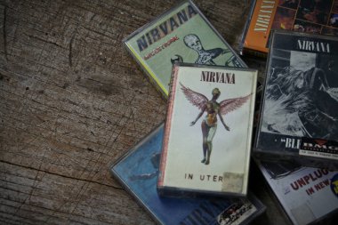 Amerika, Washington Eyaleti - 08 Eylül 2023: Nirvana 'nın ahşap zemindeki kaseti, Nirvana grubu, Kurt Cobain, Nirvana şarkıları, In Uthro