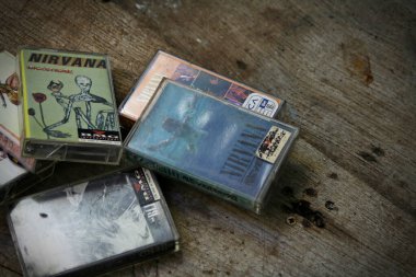 Amerika, Washington Eyaleti - 08 Eylül 2023: Nirvana 'nın ahşap zemindeki kaseti, Nirvana grubu, Kurt Cobain, Nirvana şarkıları, In Uthro