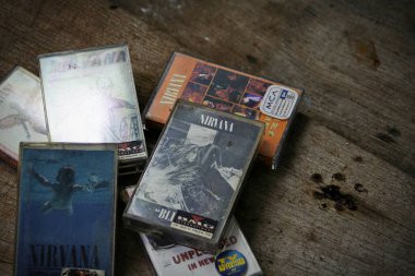 Amerika, Washington Eyaleti - 08 Eylül 2023: Nirvana 'nın ahşap zemindeki kaseti, Nirvana grubu, Kurt Cobain, Nirvana şarkıları, In Uthro