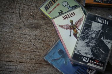 Amerika, Washington Eyaleti - 08 Eylül 2023: Nirvana 'nın ahşap zemindeki kaseti, Nirvana grubu, Kurt Cobain, Nirvana şarkıları, In Uthro