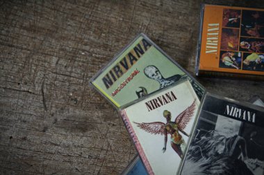 Amerika, Washington Eyaleti - 08 Eylül 2023: Nirvana 'nın ahşap zemindeki kaseti, Nirvana grubu, Kurt Cobain, Nirvana şarkıları, In Uthro