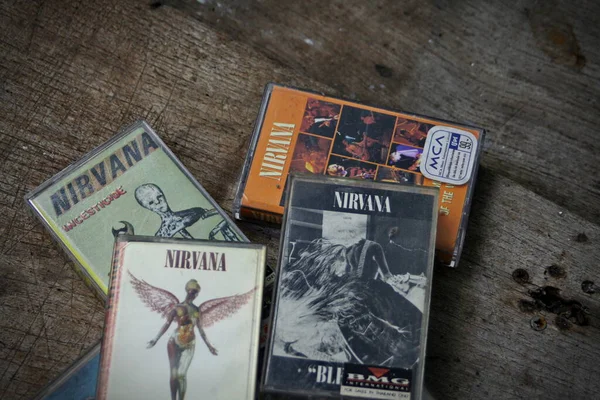 Amerika, Washington Eyaleti - 08 Eylül 2023: Nirvana 'nın ahşap zemindeki kaseti, Nirvana grubu, Kurt Cobain, Nirvana şarkıları, In Uthro