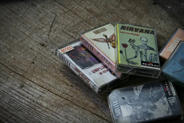 Amerika, Washington Eyaleti - 08 Eylül 2023: Nirvana 'nın ahşap zemindeki kaseti, Nirvana grubu, Kurt Cobain, Nirvana şarkıları, In Uthro
