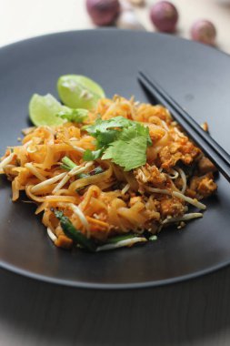 Tayland yemeği Pad Thai, Padthai usulü kızarmış erişte.