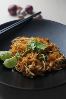 Tayland yemeği Pad Thai, Padthai usulü kızarmış erişte.