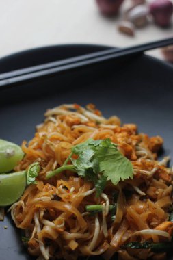 Tayland yemeği Pad Thai, Padthai usulü kızarmış erişte.