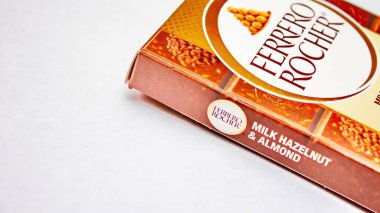 Tayland, Bangkok - Ekim 01: 23 - Çikolata kutusu ferrero rocher beyaz üzerine yerleştirildi