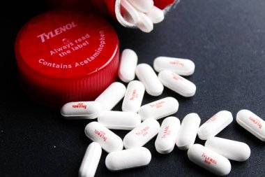 Bangkok, Tayland - 10 Ekim 2023 - Siyah arka plana yerleştirilmiş Tylenol hapları, Tylenol hapları, ağrı kesiciler, ateş hapları, Amerika 'da ağrı kesici