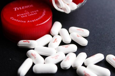 Bangkok, Tayland - 10 Ekim 2023 - Siyah arka plana yerleştirilmiş Tylenol hapları, Tylenol hapları, ağrı kesiciler, ateş hapları, Amerika 'da ağrı kesici