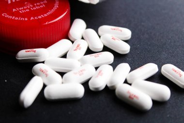 Bangkok, Tayland - 10 Ekim 2023 - Siyah arka plana yerleştirilmiş Tylenol hapları, Tylenol hapları, ağrı kesiciler, ateş hapları, Amerika 'da ağrı kesici