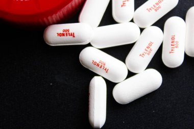 Bangkok, Tayland - 10 Ekim 2023 - Siyah arka plana yerleştirilmiş Tylenol hapları, Tylenol hapları, ağrı kesiciler, ateş hapları, Amerika 'da ağrı kesici
