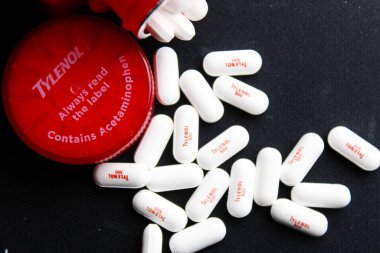 Bangkok, Tayland - 10 Ekim 2023 - Siyah arka plana yerleştirilmiş Tylenol hapları, Tylenol hapları, ağrı kesiciler, ateş hapları, Amerika 'da ağrı kesici