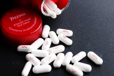 Bangkok, Tayland - 10 Ekim 2023 - Siyah arka plana yerleştirilmiş Tylenol hapları, Tylenol hapları, ağrı kesiciler, ateş hapları, Amerika 'da ağrı kesici