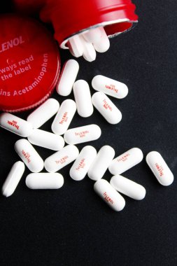 Bangkok, Tayland - 10 Ekim 2023 - Siyah arka plana yerleştirilmiş Tylenol hapları, Tylenol hapları, ağrı kesiciler, ateş hapları, Amerika 'da ağrı kesici