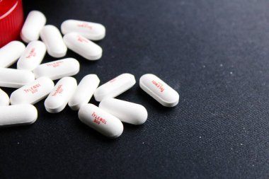 Bangkok, Tayland - 10 Ekim 2023 - Siyah arka plana yerleştirilmiş Tylenol hapları, Tylenol hapları, ağrı kesiciler, ateş hapları, Amerika 'da ağrı kesici