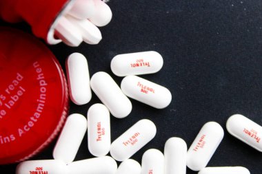 Bangkok, Tayland - 10 Ekim 2023 - Siyah arka plana yerleştirilmiş Tylenol hapları, Tylenol hapları, ağrı kesiciler, ateş hapları, Amerika 'da ağrı kesici