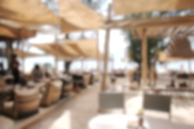 Bulanık arkaplan: Bokeh resmi olan kahve dükkanı arka planı bulanık.