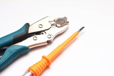 Beyaz arkaplanda pense için araçlar, yakın plan.