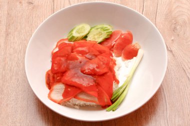 Pirinçli kırmızı domuz eti ve et suyu tabakta yenmeye hazır. Bir Tayland restoranında.