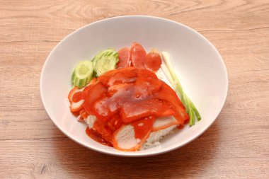 Pirinçli kırmızı domuz eti ve et suyu tabakta yenmeye hazır. Bir Tayland restoranında.