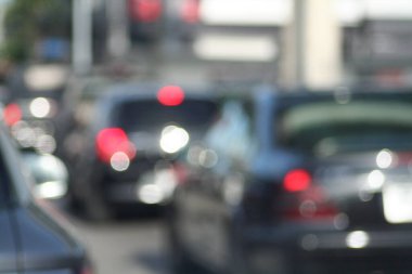 Geceleri şehirde araba bulanıklaşır. Trafik sıkışıklığının soyut arkaplanı.