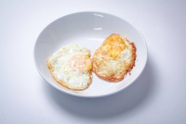 Beyaz arka planda kızarmış yumurta. Tayland usulü kahvaltı..